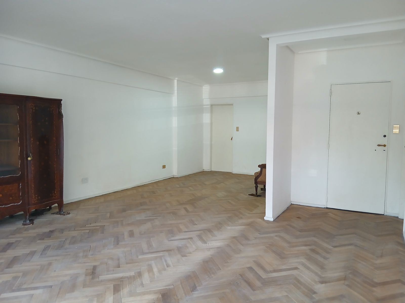 DEPARTAMENTO DE 4 AMBIENTES CON DEPENDENCIA Y ESPACIO GUARDACOCHES CUBIERTO. - 7