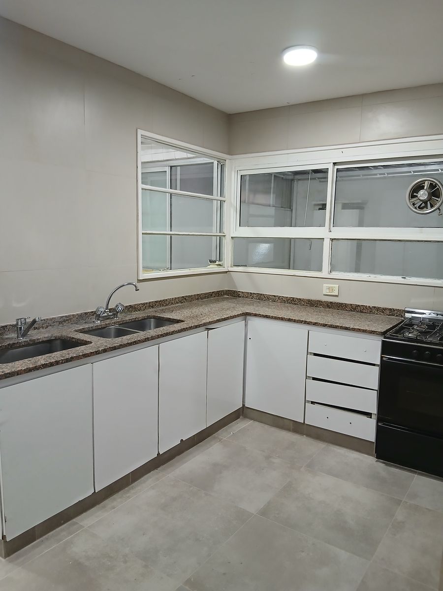 DEPARTAMENTO DE 4 AMBIENTES CON DEPENDENCIA Y ESPACIO GUARDACOCHES CUBIERTO. - 11