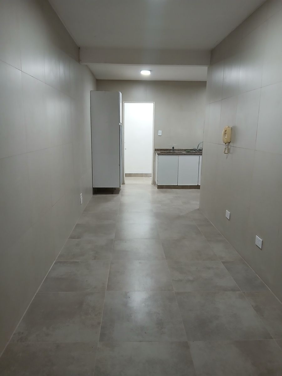 DEPARTAMENTO DE 4 AMBIENTES CON DEPENDENCIA Y ESPACIO GUARDACOCHES CUBIERTO. - 12