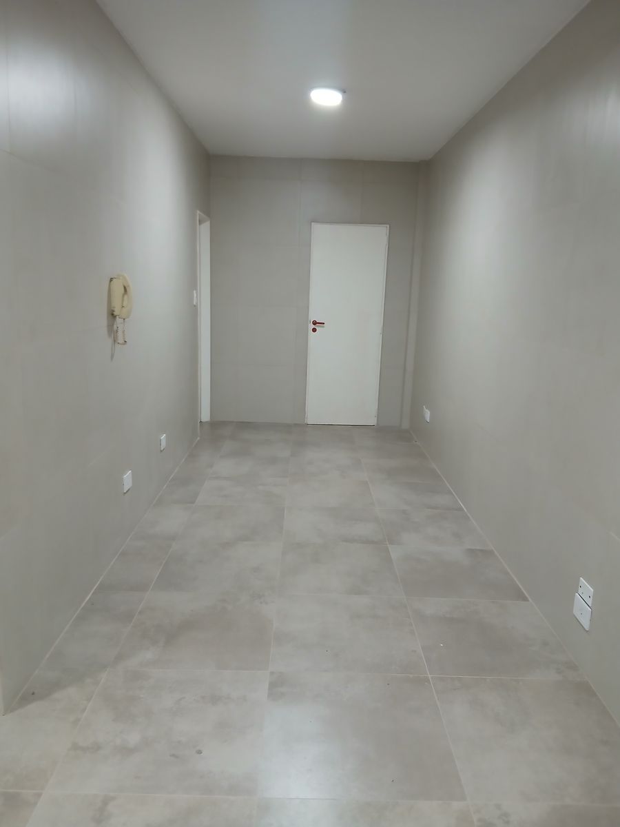 DEPARTAMENTO DE 4 AMBIENTES CON DEPENDENCIA Y ESPACIO GUARDACOCHES CUBIERTO. - 13