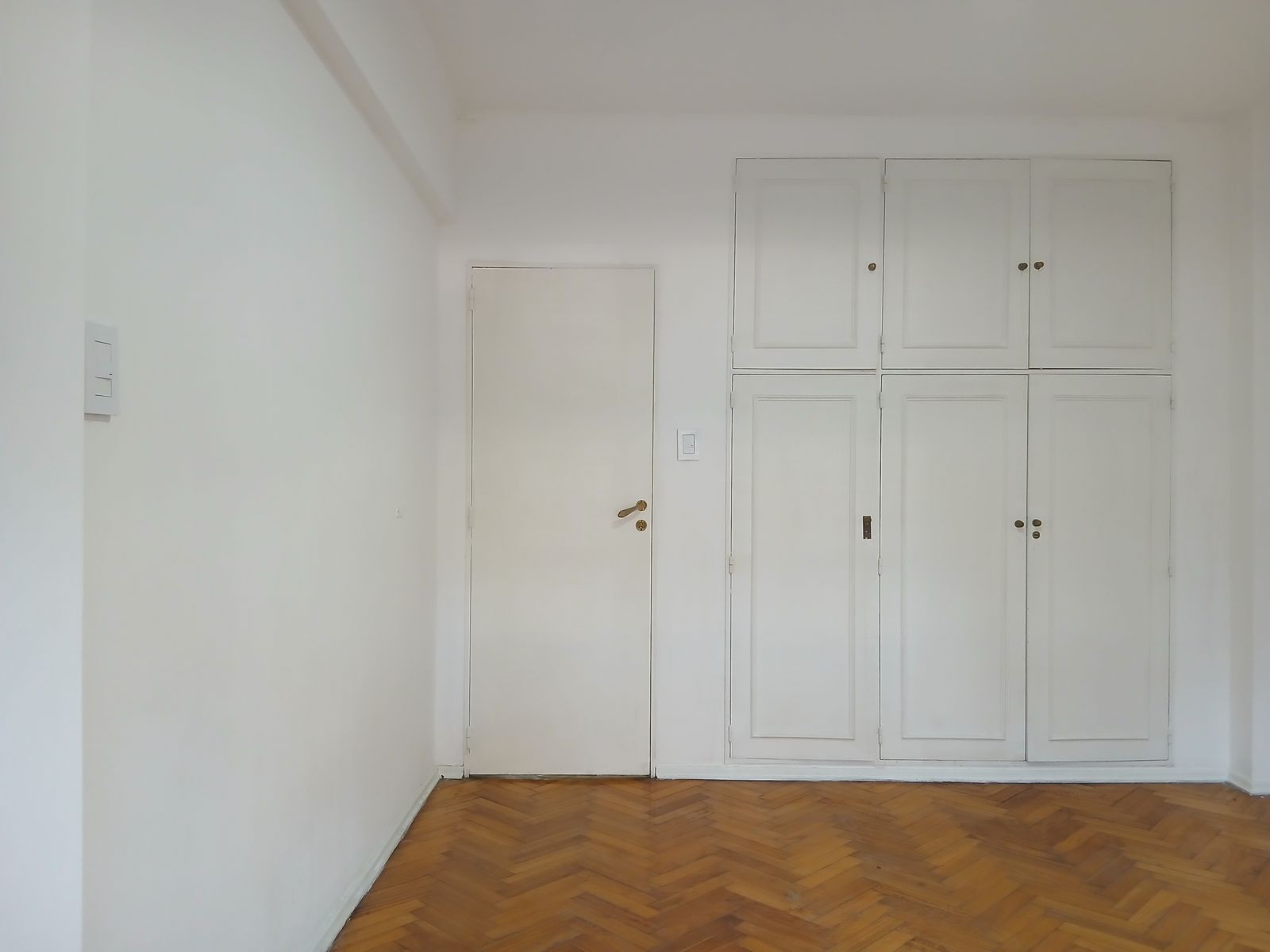 DEPARTAMENTO DE 4 AMBIENTES CON DEPENDENCIA Y ESPACIO GUARDACOCHES CUBIERTO. - 15