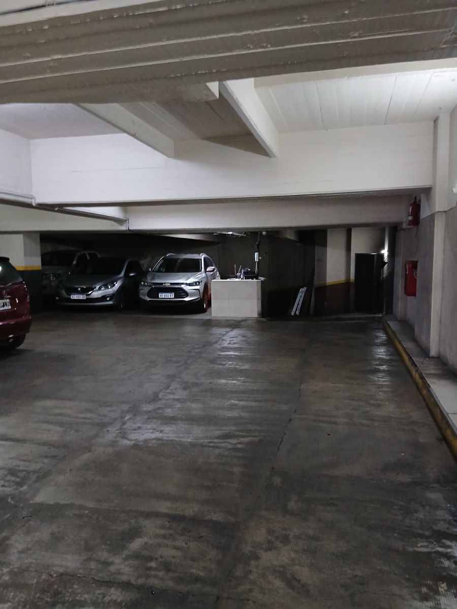 DEPARTAMENTO DE 4 AMBIENTES CON DEPENDENCIA Y ESPACIO GUARDACOCHES CUBIERTO. - 22