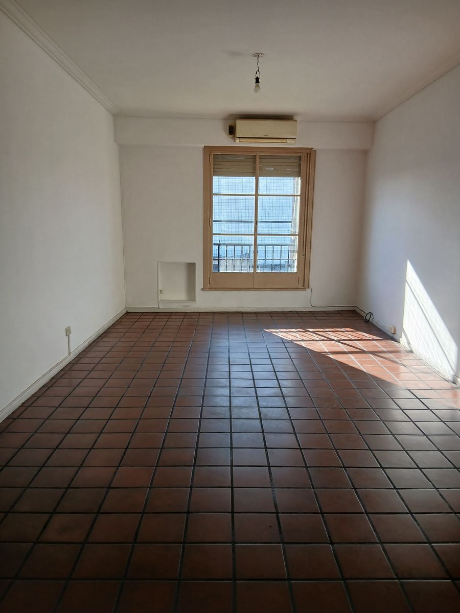 AMPLIO DEPARTAMENTO DE 2 AMBIENTES FRENTE A PLAZA VELEZ SARFIELD - 2