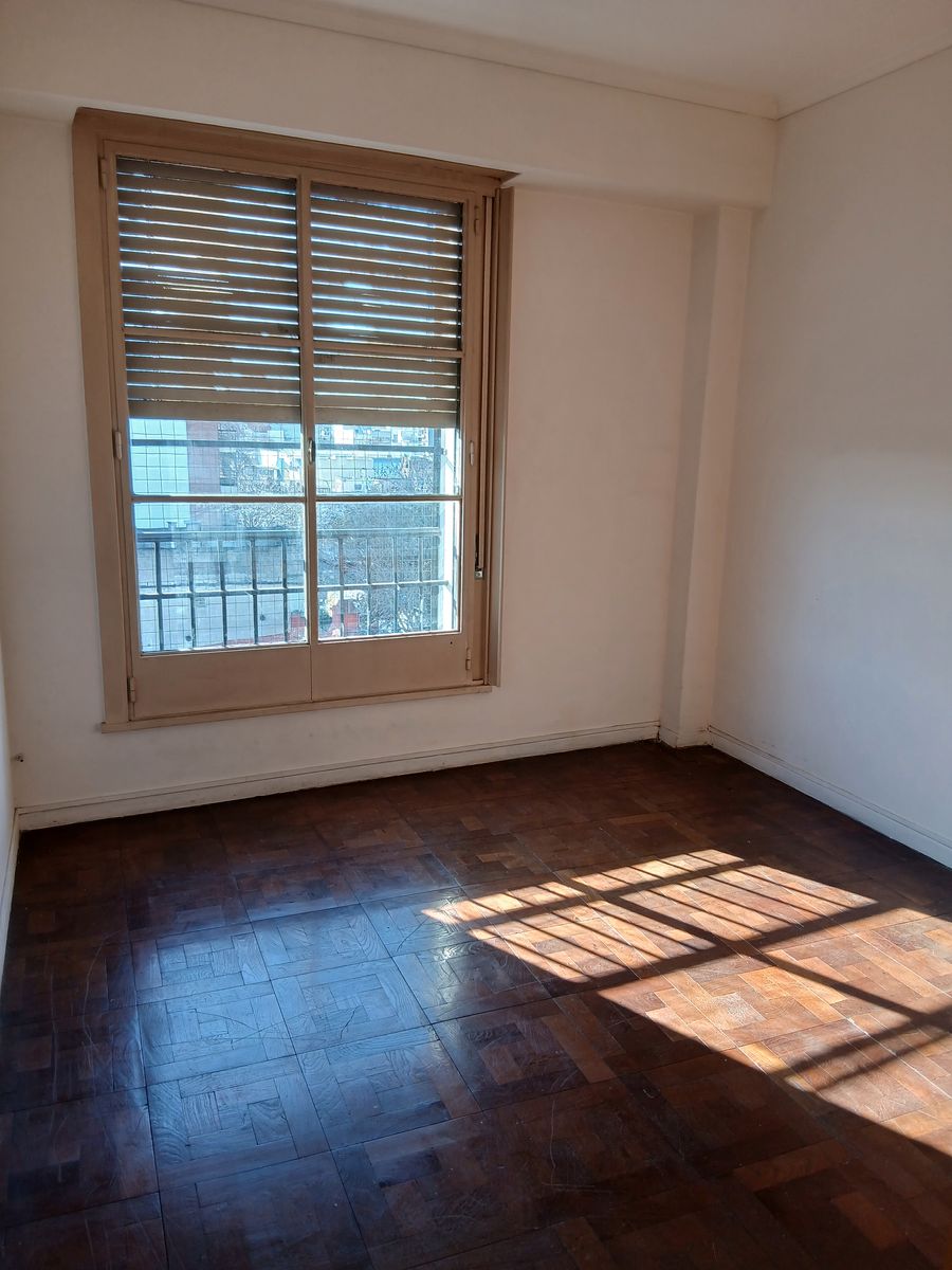 AMPLIO DEPARTAMENTO DE 2 AMBIENTES FRENTE A PLAZA VELEZ SARFIELD - 5
