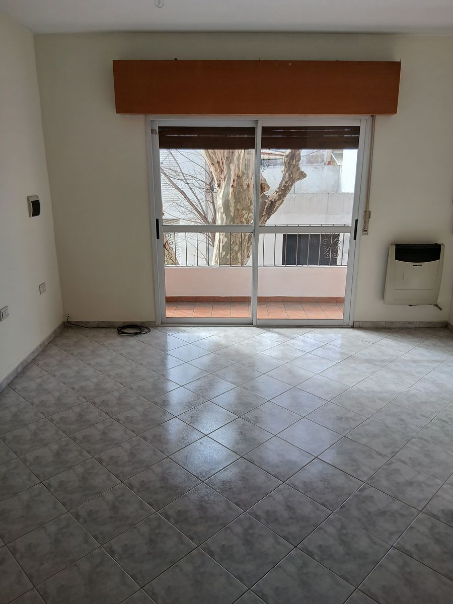 DUPLEX DE 3 AMBIENTES EN PRIMER PISO EN LA MEJOR ZONA RESIDENCIAL DE FLORESTA - 2
