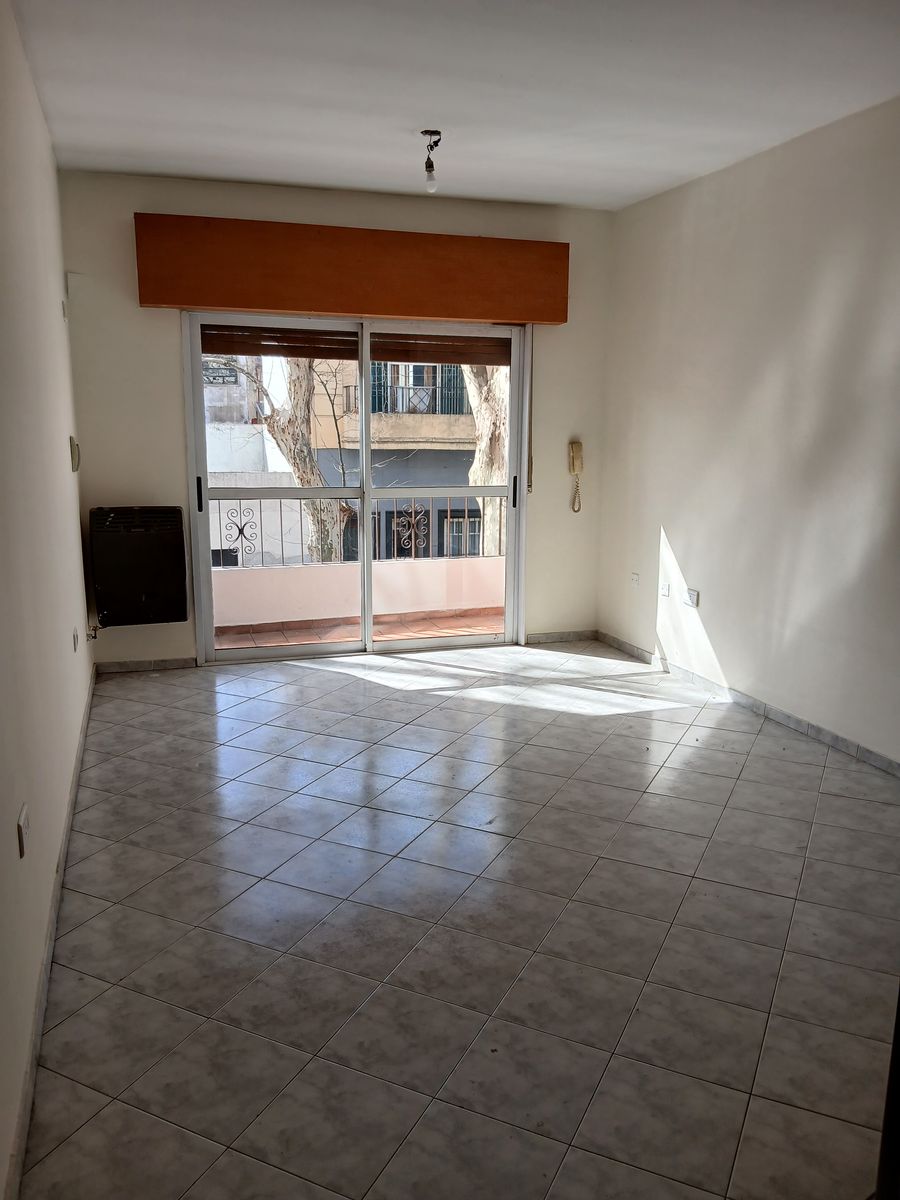DUPLEX DE 3 AMBIENTES EN PRIMER PISO EN LA MEJOR ZONA RESIDENCIAL DE FLORESTA - 2
