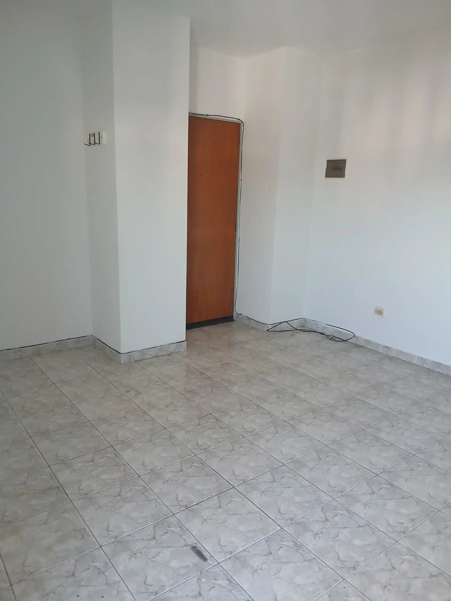 DEPARTAMENTO DE 2 AMBIENTES CON BALCON EN FLORESTA — foto 5