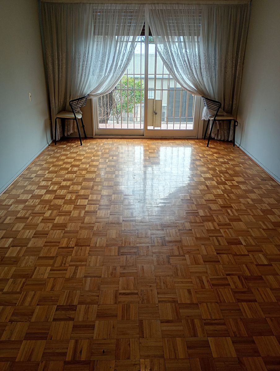 DEPARTAMENTO DE 4 AMBIENTES CON BALCON Y PATIO CUBIERTO EN FLORESTA — foto 3