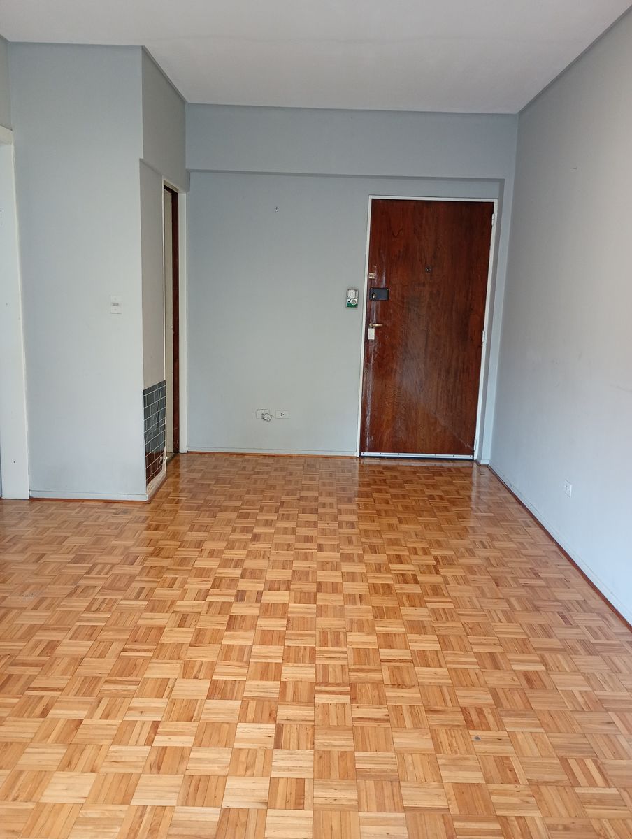 DEPARTAMENTO DE 4 AMBIENTES CON BALCON Y PATIO CUBIERTO EN FLORESTA — foto 4