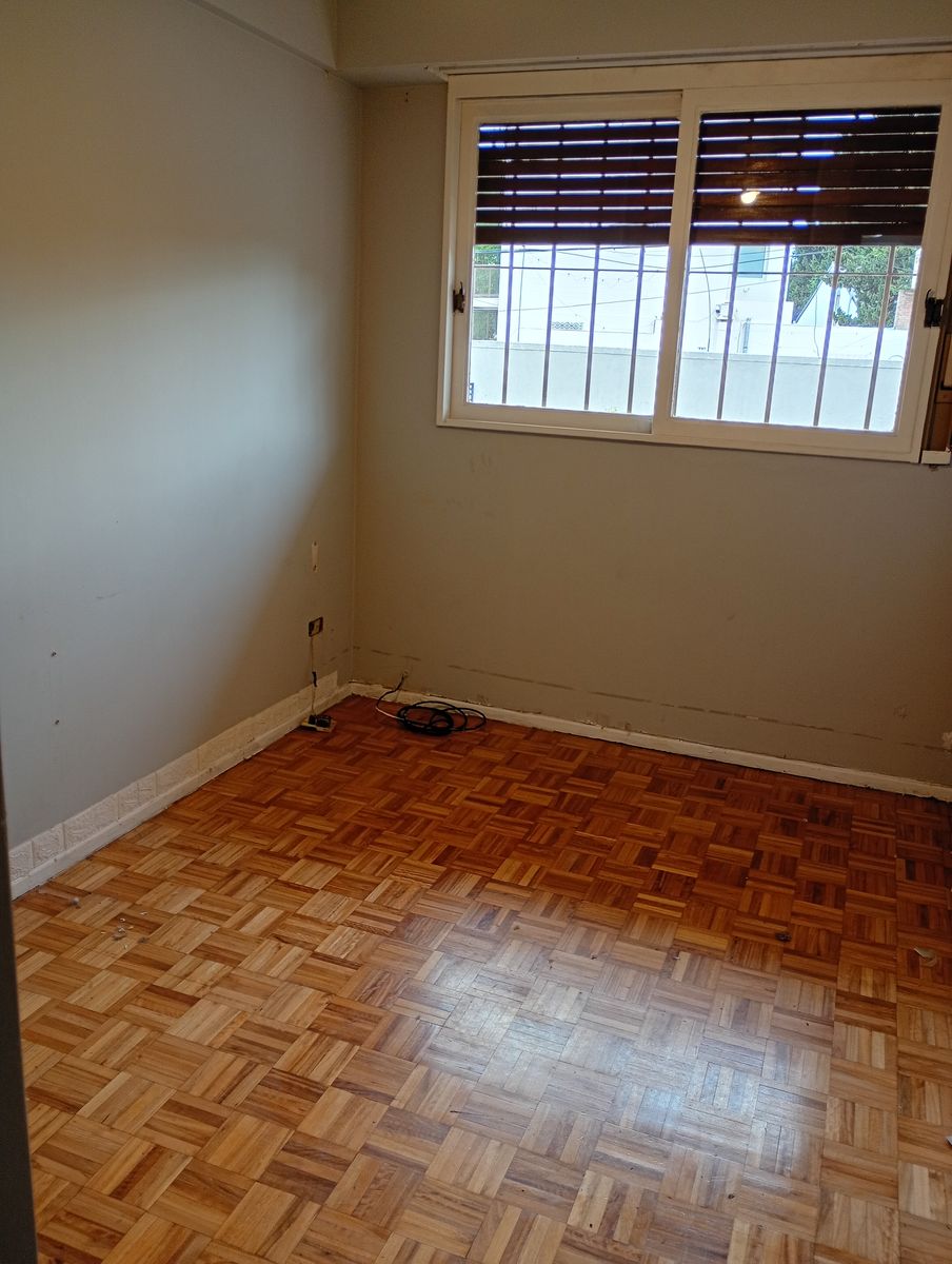 DEPARTAMENTO DE 4 AMBIENTES CON BALCON Y PATIO CUBIERTO EN FLORESTA — foto 12