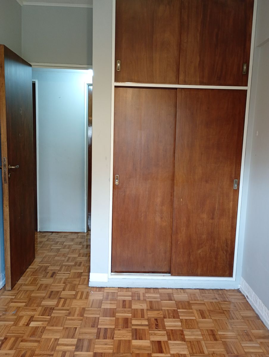 DEPARTAMENTO DE 4 AMBIENTES CON BALCON Y PATIO CUBIERTO EN FLORESTA — foto 13