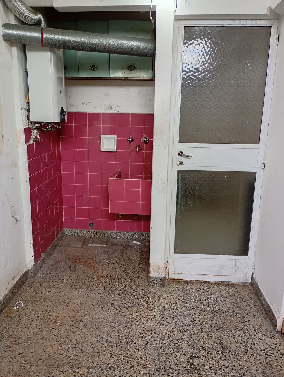DEPARTAMENTO DE 4 AMBIENTES CON BALCON Y PATIO CUBIERTO EN FLORESTA - 16