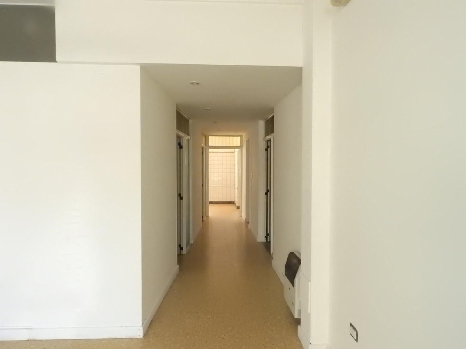 En Venta o Alquiler - Amplio Local a La Calle en Pleno Puerto — foto 2