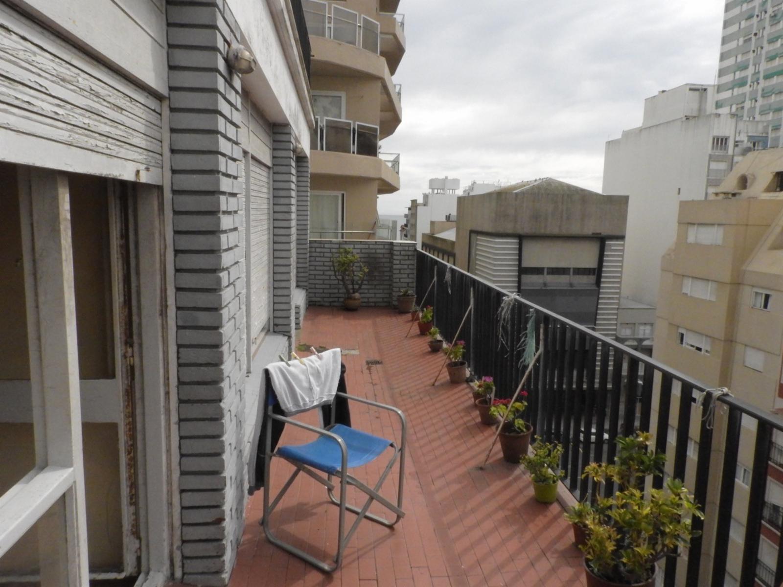 En Venta - Depto 4 Ambientes con Gran Balcón Terraza y Vista Lateral Al Mar en Centro — foto 2
