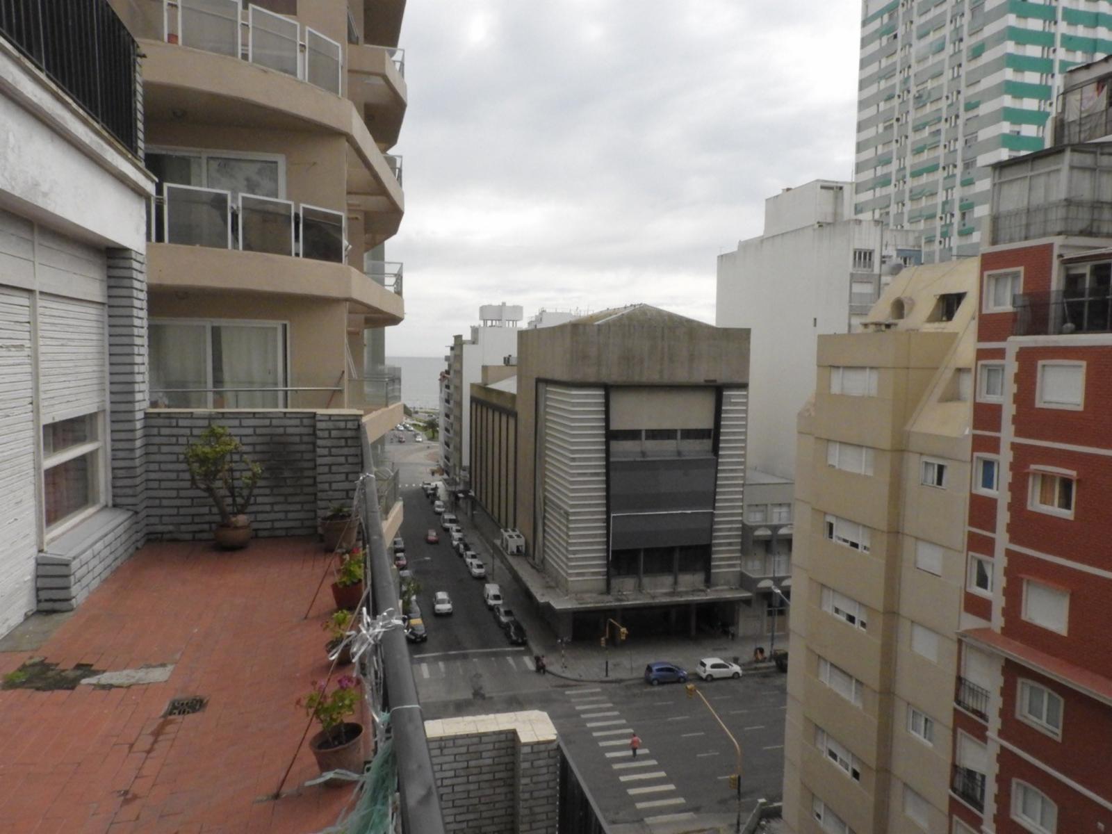 En Venta - Depto 4 Ambientes con Gran Balcón Terraza y Vista Lateral Al Mar en Centro — foto 3
