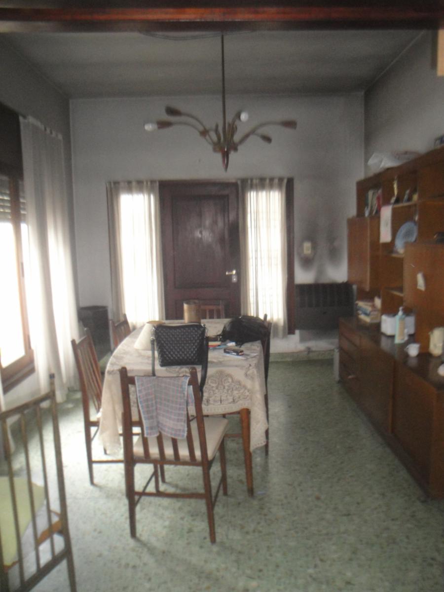 EN VENTA: CASA DE 4 AMBIENTES (EXCELENTE UBICACIÒN) MORENO
