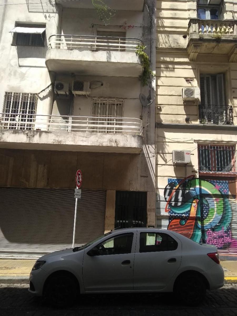 SAN TELMO. SOBRE CHILE AL 500 ENTRE BOLIVAR Y PERU 3 AMBS 2 BAÑOS, PATIO CUBIERTO. PLANTA BAJA LAVADERO SON 60M2 POR ESCRITURA. U.$.S. 69.900 OPORTUNIDAD UNICA