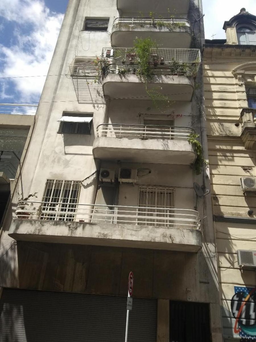 SAN TELMO. SOBRE CHILE AL 500 ENTRE BOLIVAR Y PERU 3 AMBS 2 BAÑOS, PATIO CUBIERTO. PLANTA BAJA LAVADERO SON 60M2 POR ESCRITURA. U.$.S. 69.900 OPORTUNIDAD UNICA — foto 2
