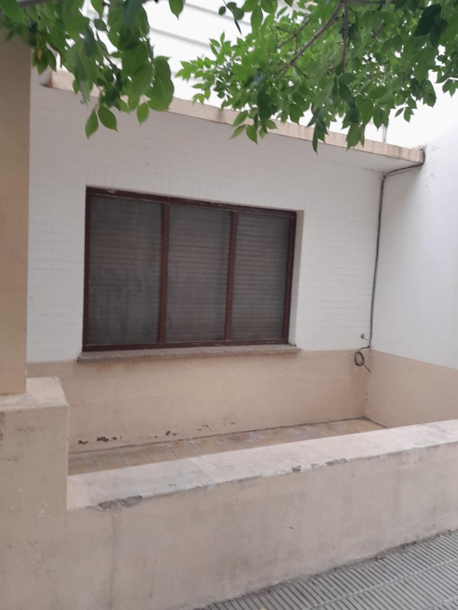 Buena inversión en pleno centro de Lamarque. Casa con salon comercial.