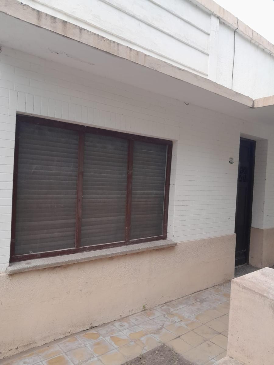 Buena inversión en pleno centro de Lamarque. Casa con salon comercial. — foto 2