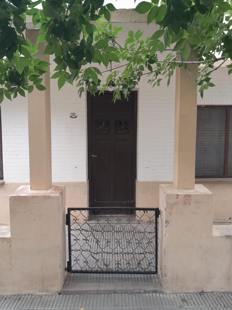 Buena inversión en pleno centro de Lamarque. Casa con salon comercial. — foto 3