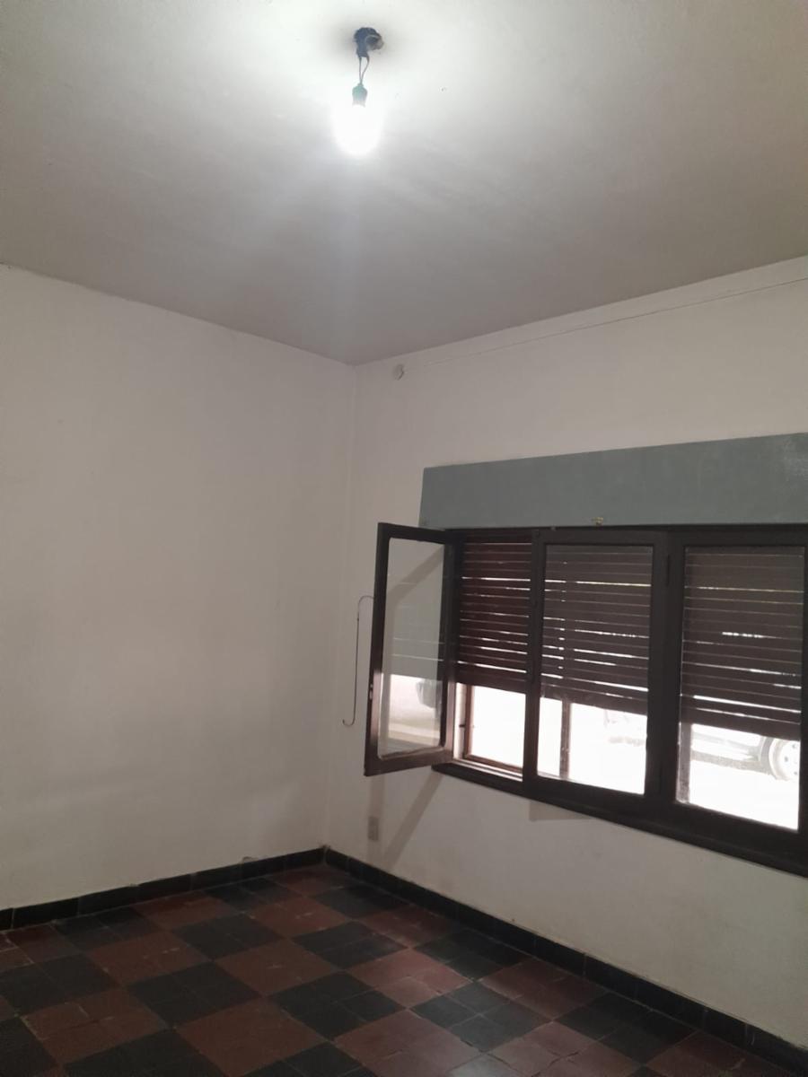 Buena inversión en pleno centro de Lamarque. Casa con salon comercial. — foto 5