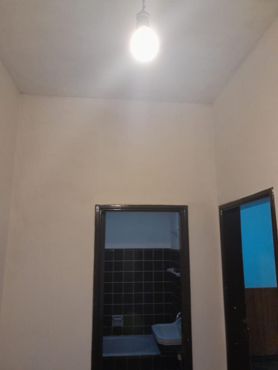 Buena inversión en pleno centro de Lamarque. Casa con salon comercial. — foto 6