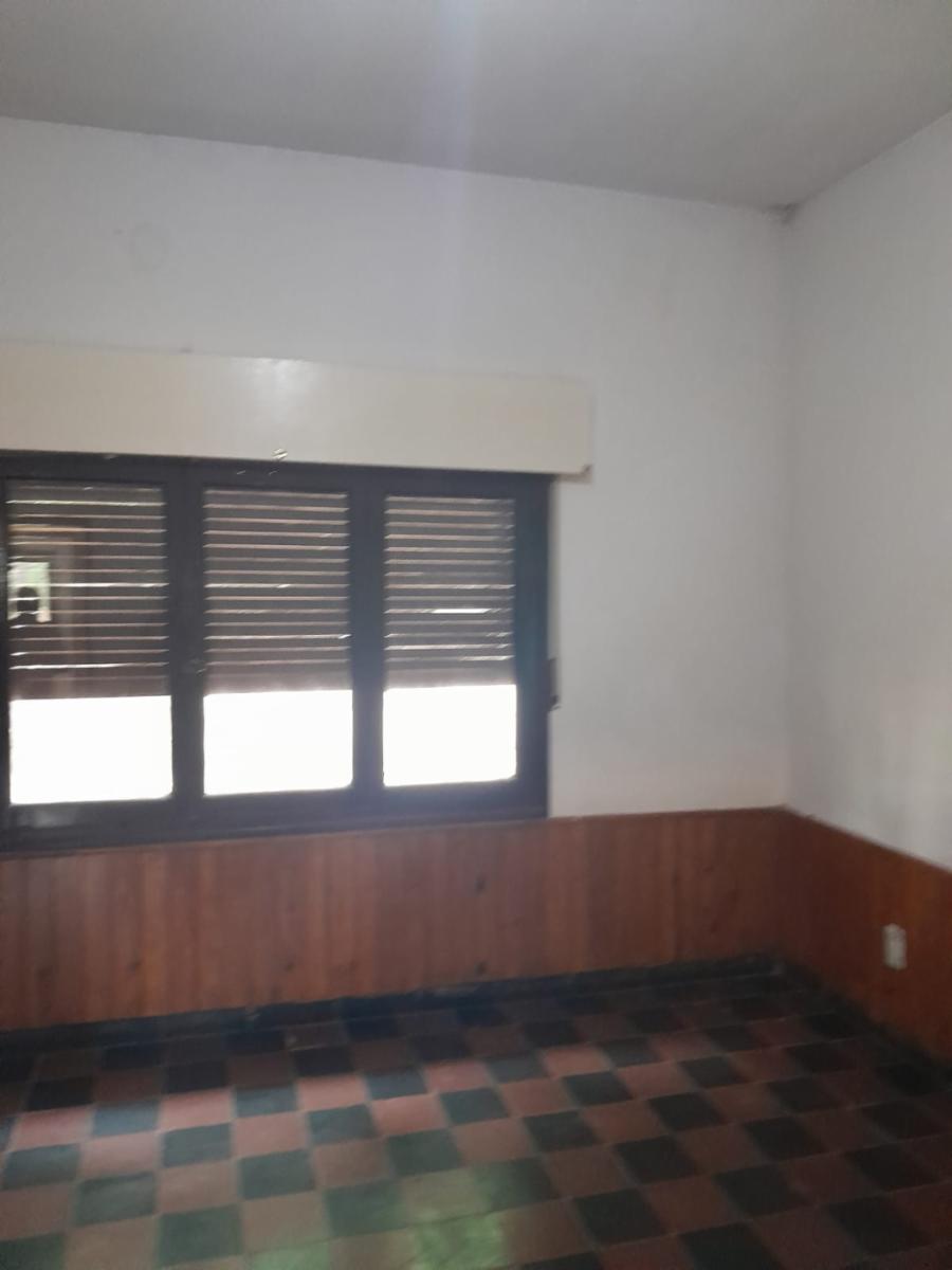 Buena inversión en pleno centro de Lamarque. Casa con salon comercial. — foto 8