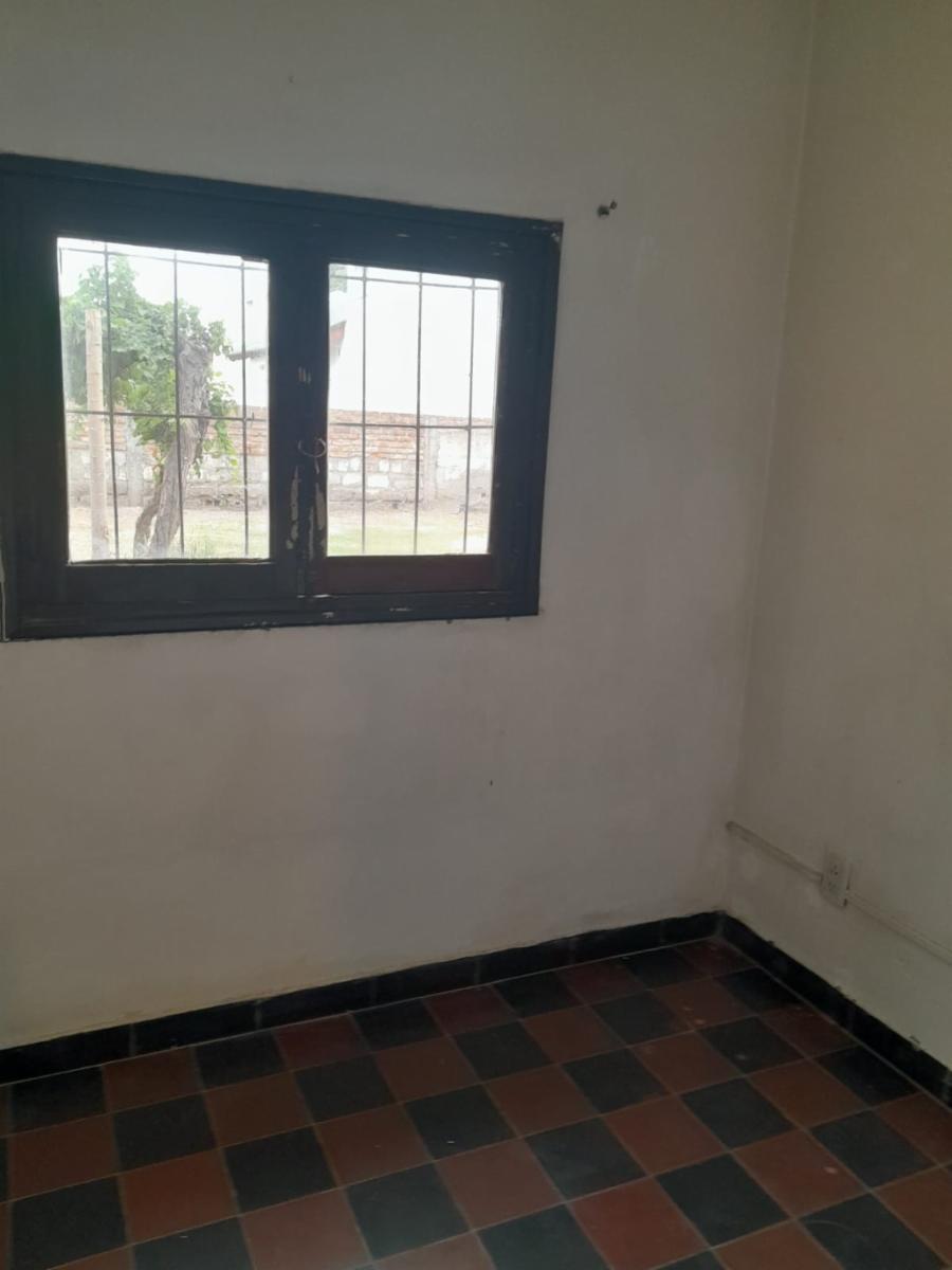 Buena inversión en pleno centro de Lamarque. Casa con salon comercial. — foto 12