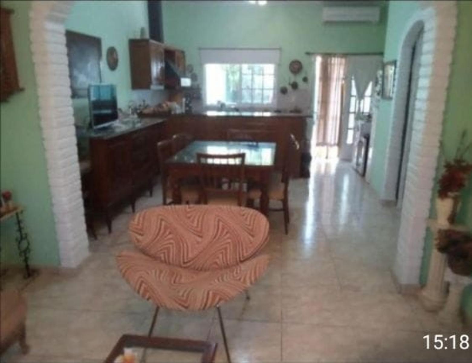 MORÓN. Hermosa Casa de 3 amb. muy amplios. 2 baños. garaje, fondo, yDepto, 2 amb. Todo en planta baja. Excel. ubicación, Oportunidad .