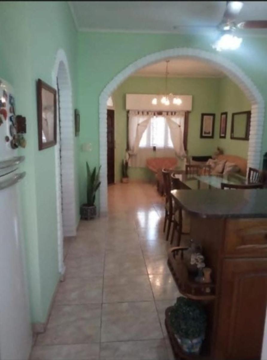 MORÓN. Hermosa Casa de 3 amb. muy amplios. 2 baños. garaje, fondo, yDepto, 2 amb. Todo en planta baja. Excel. ubicación, Oportunidad . — foto 2