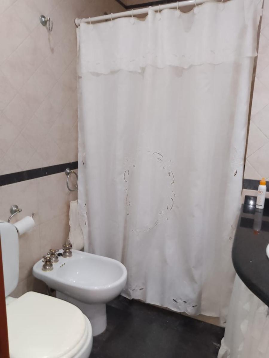 MORÓN. Hermosa Casa de 3 amb. muy amplios. 2 baños. garaje, fondo, yDepto, 2 amb. Todo en planta baja. Excel. ubicación, Oportunidad . — foto 4