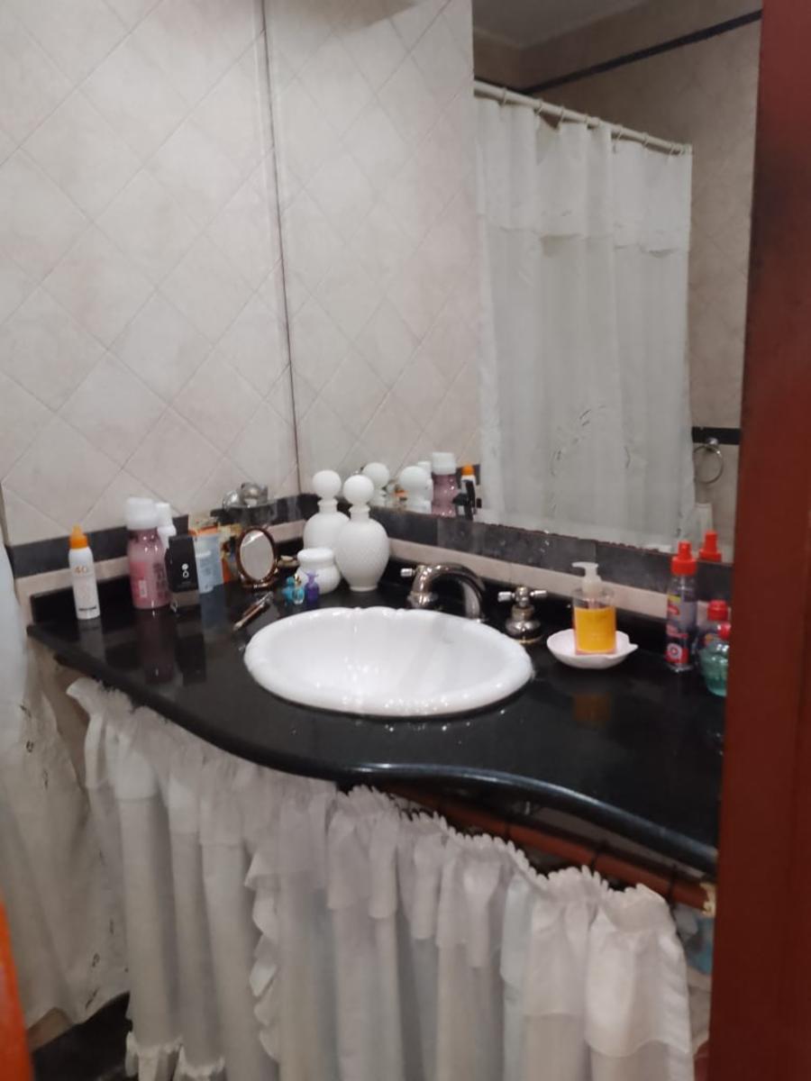 MORÓN. Hermosa Casa de 3 amb. muy amplios. 2 baños. garaje, fondo, yDepto, 2 amb. Todo en planta baja. Excel. ubicación, Oportunidad . — foto 5