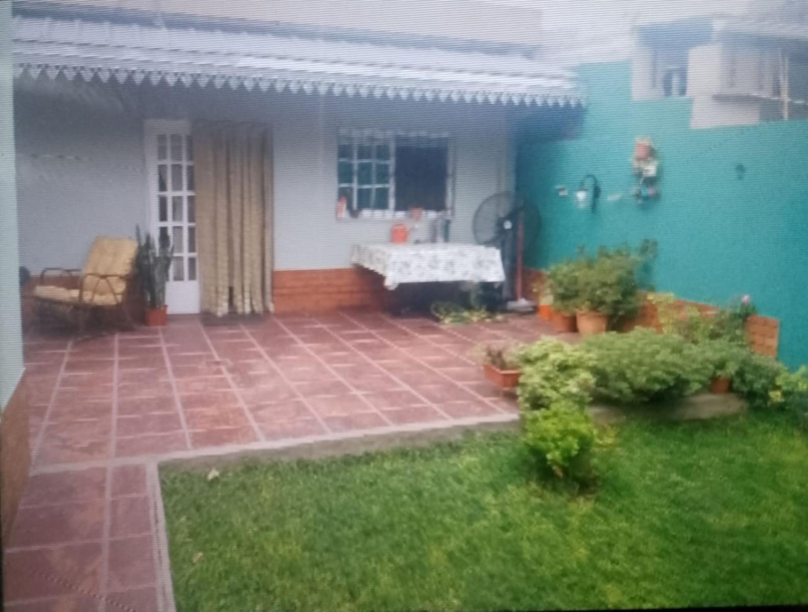 MORÓN. Hermosa Casa de 3 amb. muy amplios. 2 baños. garaje, fondo, yDepto, 2 amb. Todo en planta baja. Excel. ubicación, Oportunidad . — foto 11