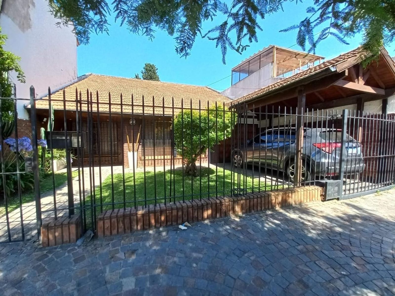 HAEDO. Importante Chalet en 1 planta 4 amb gran fondo Piscina Quinc