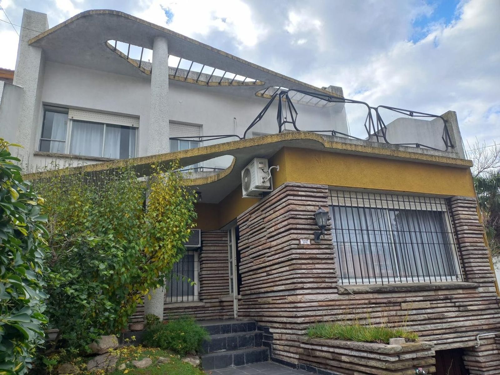 Gran Casa Sólida Construcc. 5 amb gje múltiple piscina. V. Sarmiento