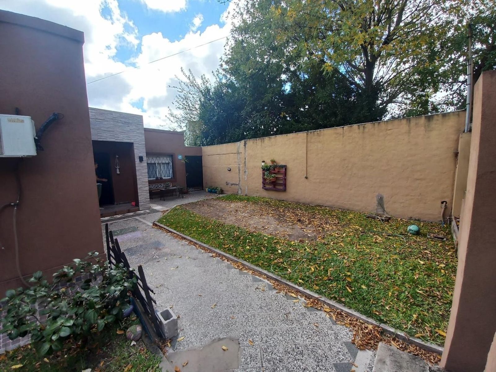 Cómoda CASA 4 Amb. 1 planta Fte, a Plaza &quot La Rotonda&quot El Palomar