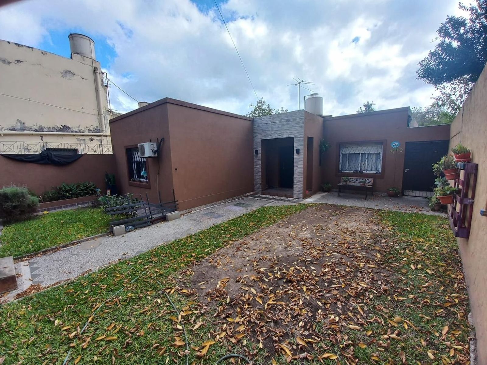Cómoda CASA 4 Amb. 1 planta Fte, a Plaza &quot La Rotonda&quot El Palomar — foto 3