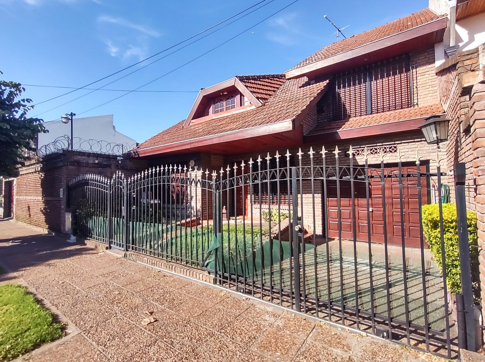 Chalet en venta 6 Amb. 2 lotes Gran parque y Piscina El Palomar