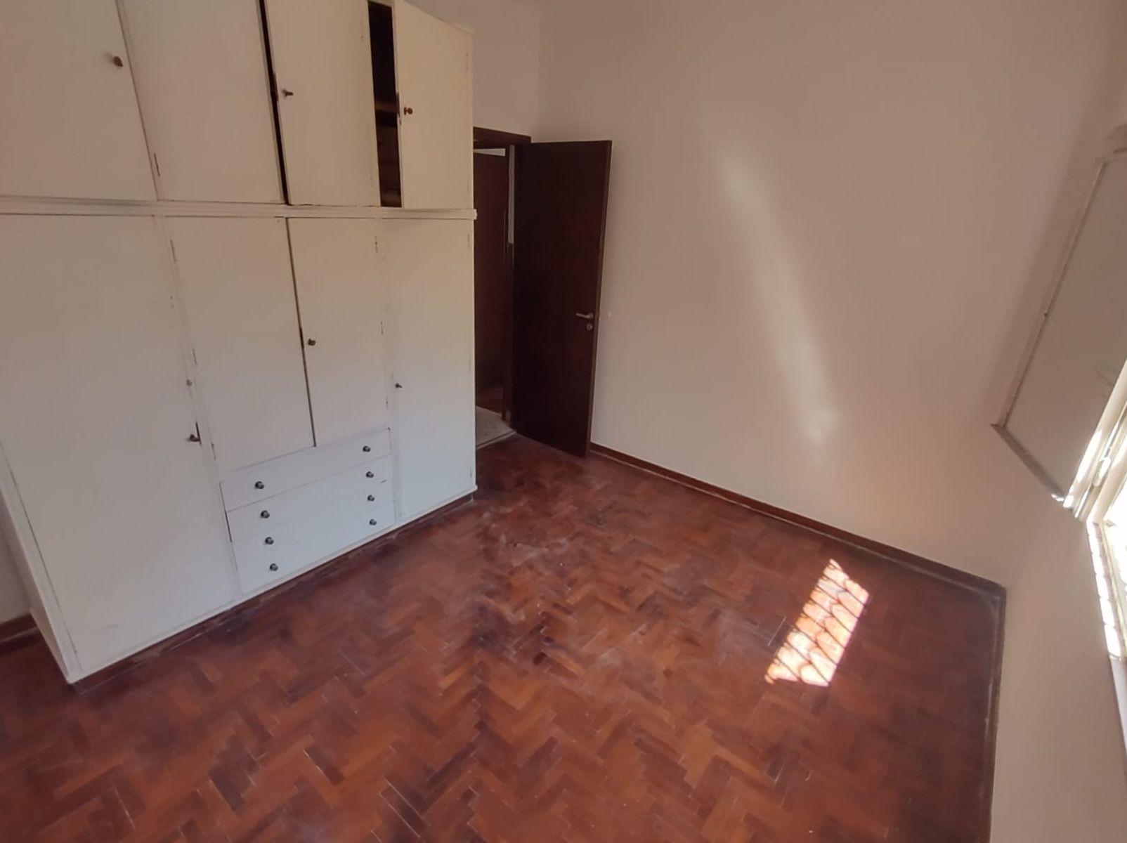 Casa en Venta 4 Amb. Bº Guemes una planta garaje jardín — foto 2