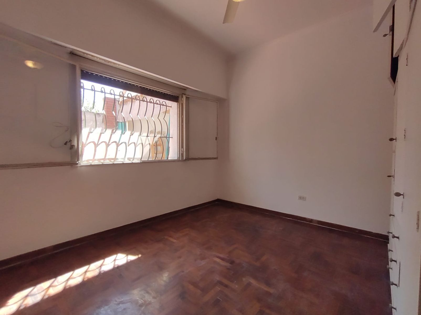 Casa en Venta 4 Amb. Bº Guemes una planta garaje jardín — foto 3