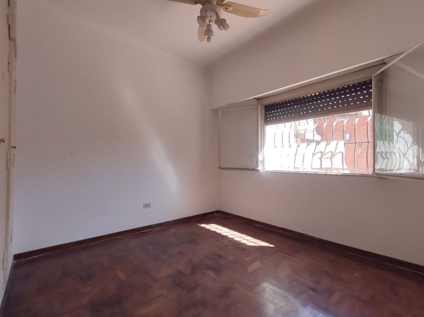 Casa en Venta 4 Amb. Bº Guemes una planta garaje jardín — foto 10
