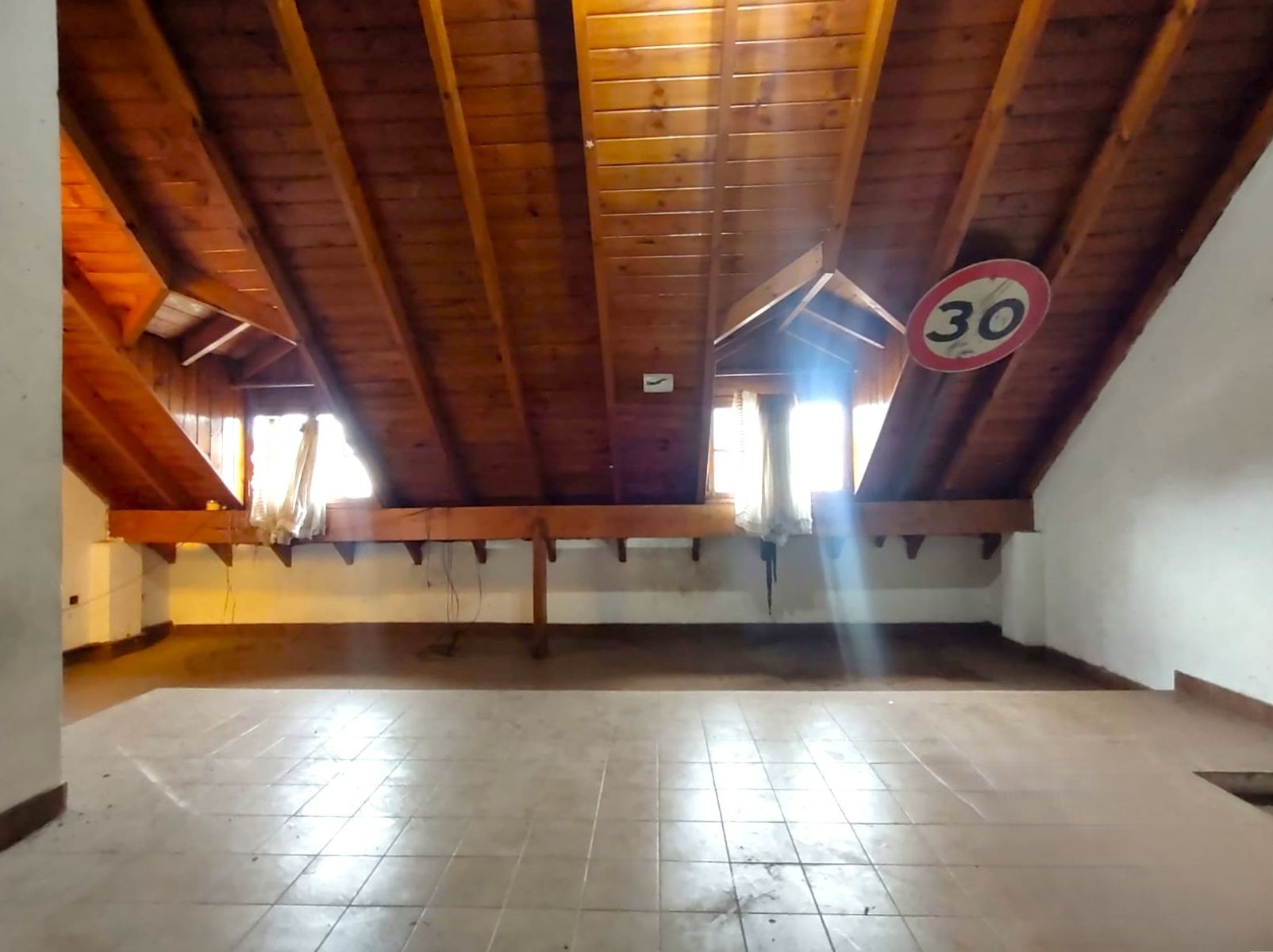 Chalet en Venta 4 Ambientes Jardín Garaje Patio El Palomar - 11