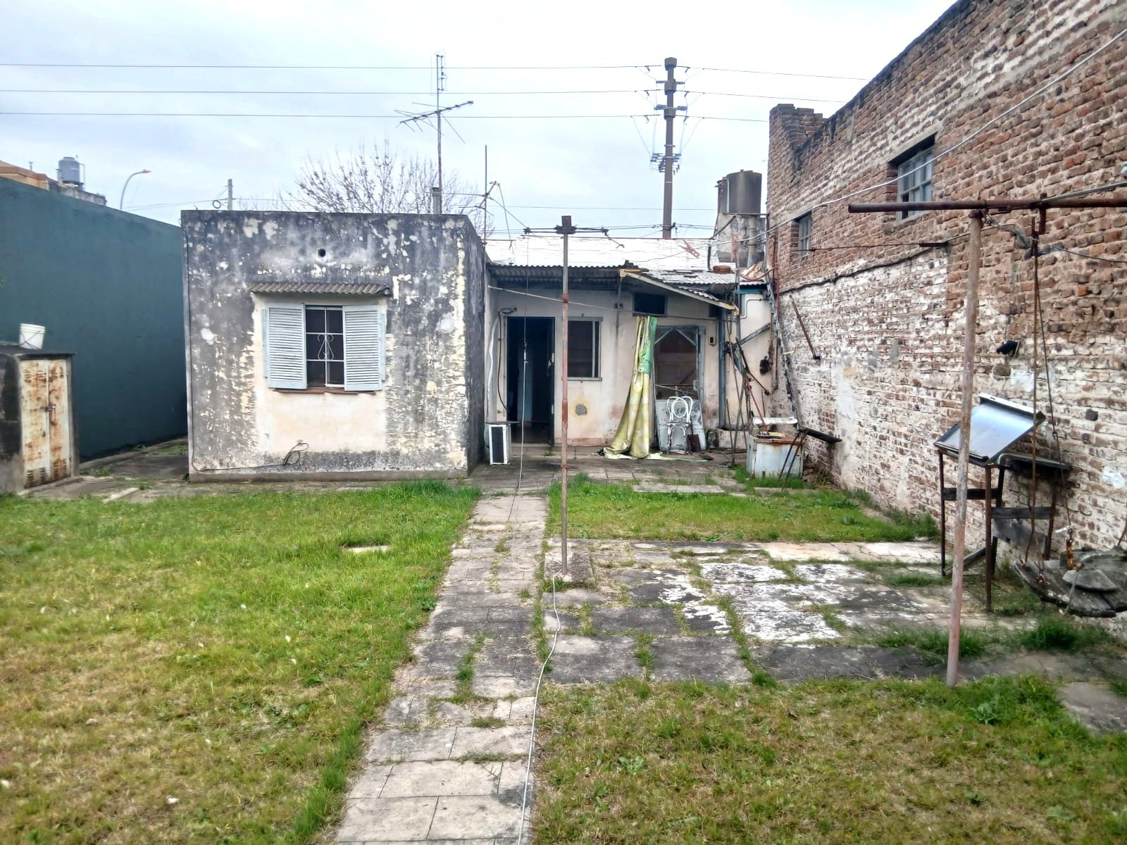 CASA en venta El Palomar a Refaccionar 4 ambientes Gran Fondo - 4