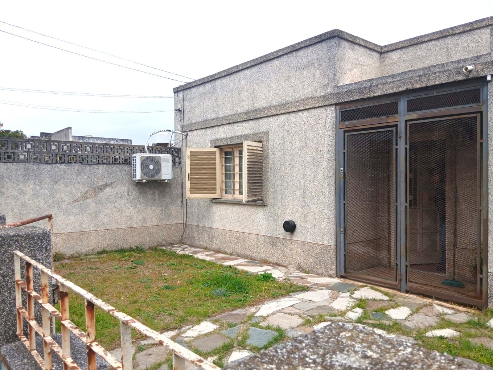 CASA en venta El Palomar a Refaccionar 4 ambientes Gran Fondo - 22