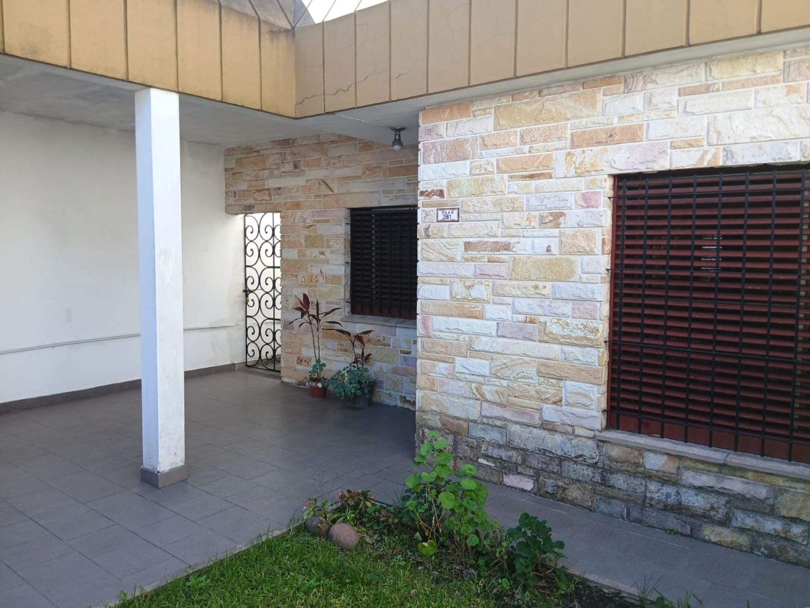 Casa en Venta Haedo 3 Amb. Lote 8,66x52 mts. Cochera - 28