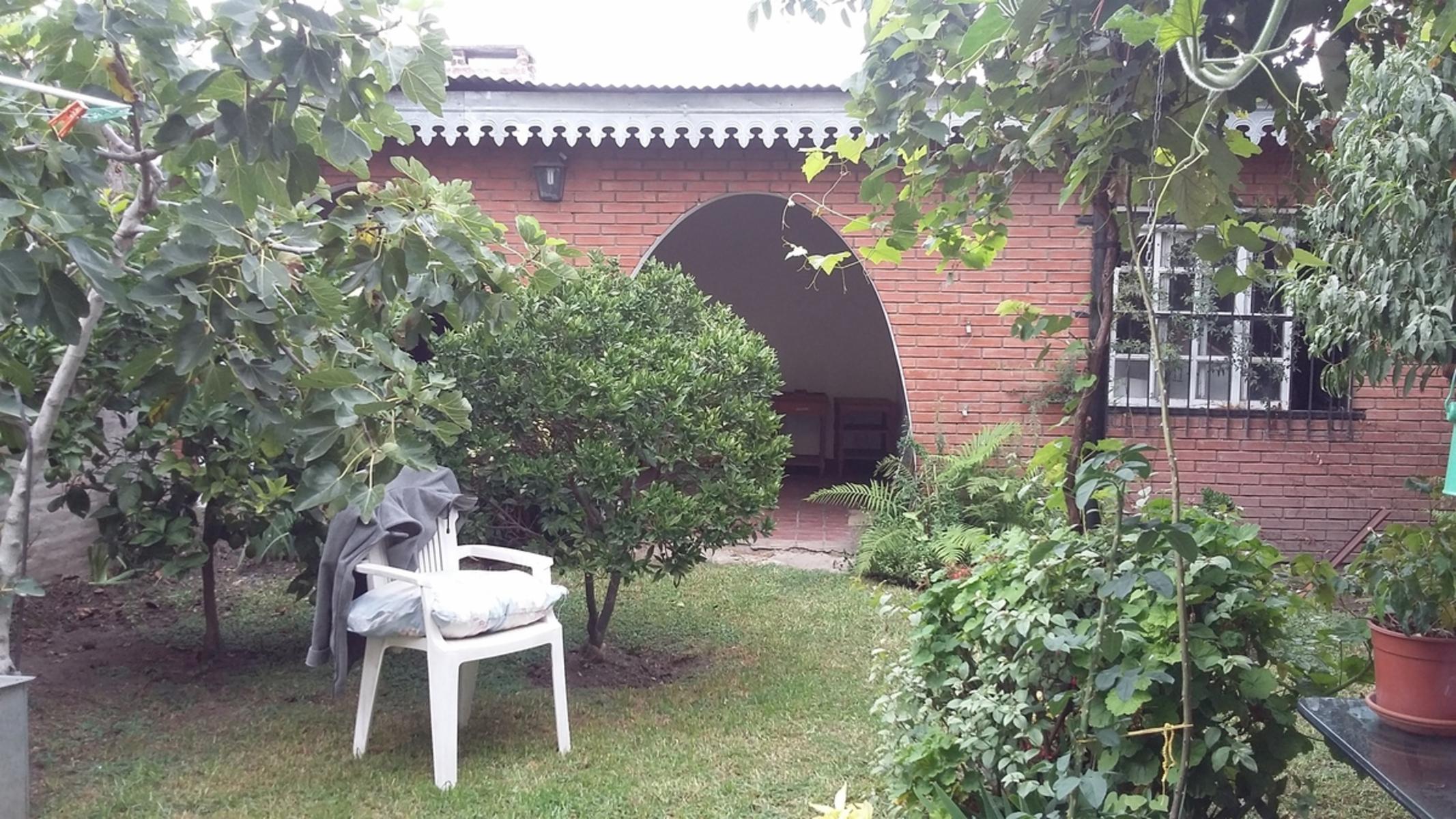 CASA DOS PLANTAS 4 AMBIENTES.-IMPECABLE!! — foto 2