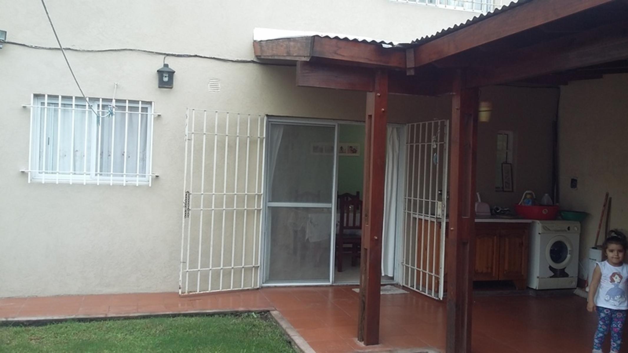 VENTA-CASA-IMPECABLE P/ MUDARSE- DOS PLANTAS-CORTIJO NUEVO.-APTO CREDITO!!!!
