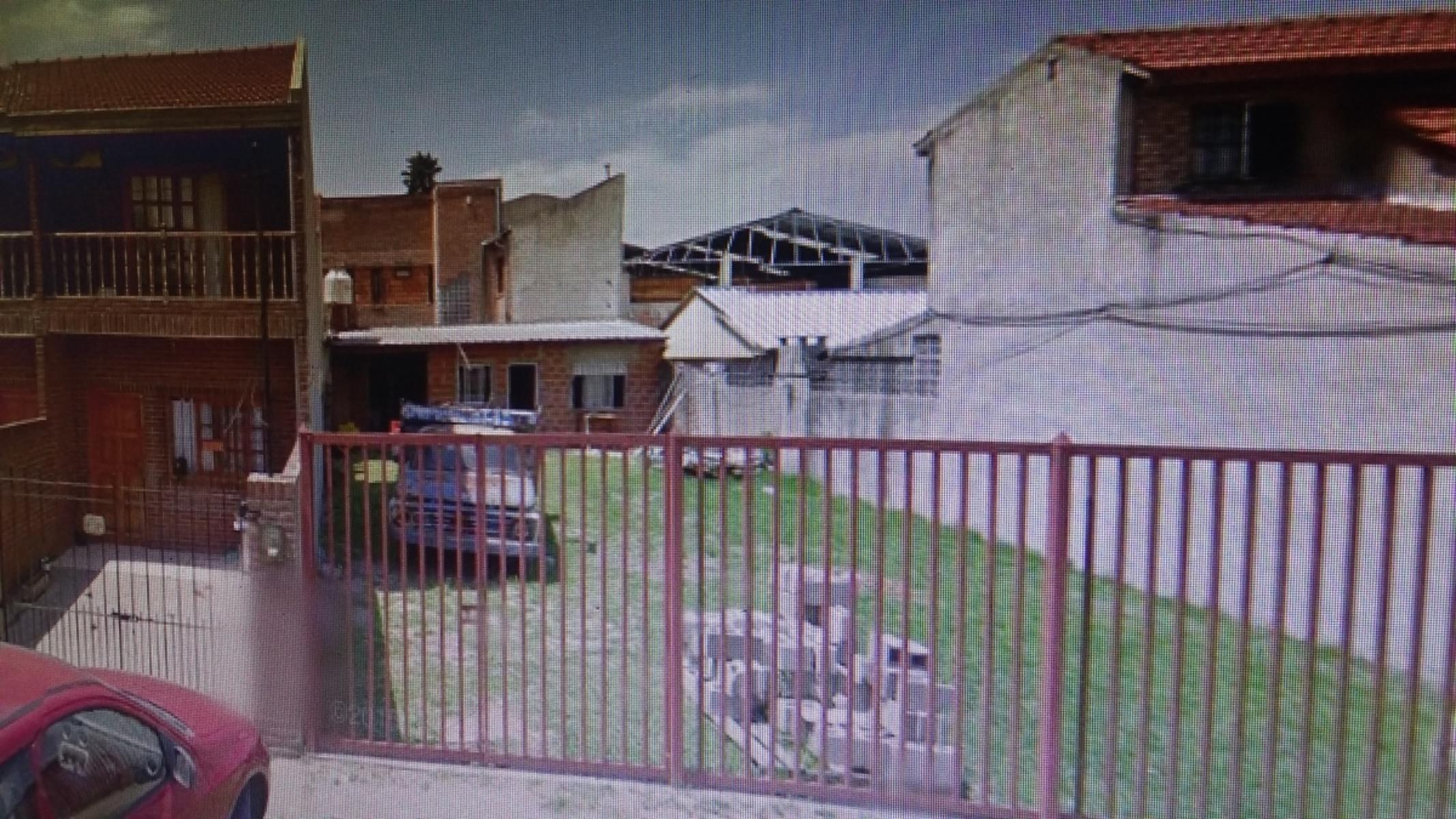 LOTE CON MEJORAS.CON REJAS Y PORTON.