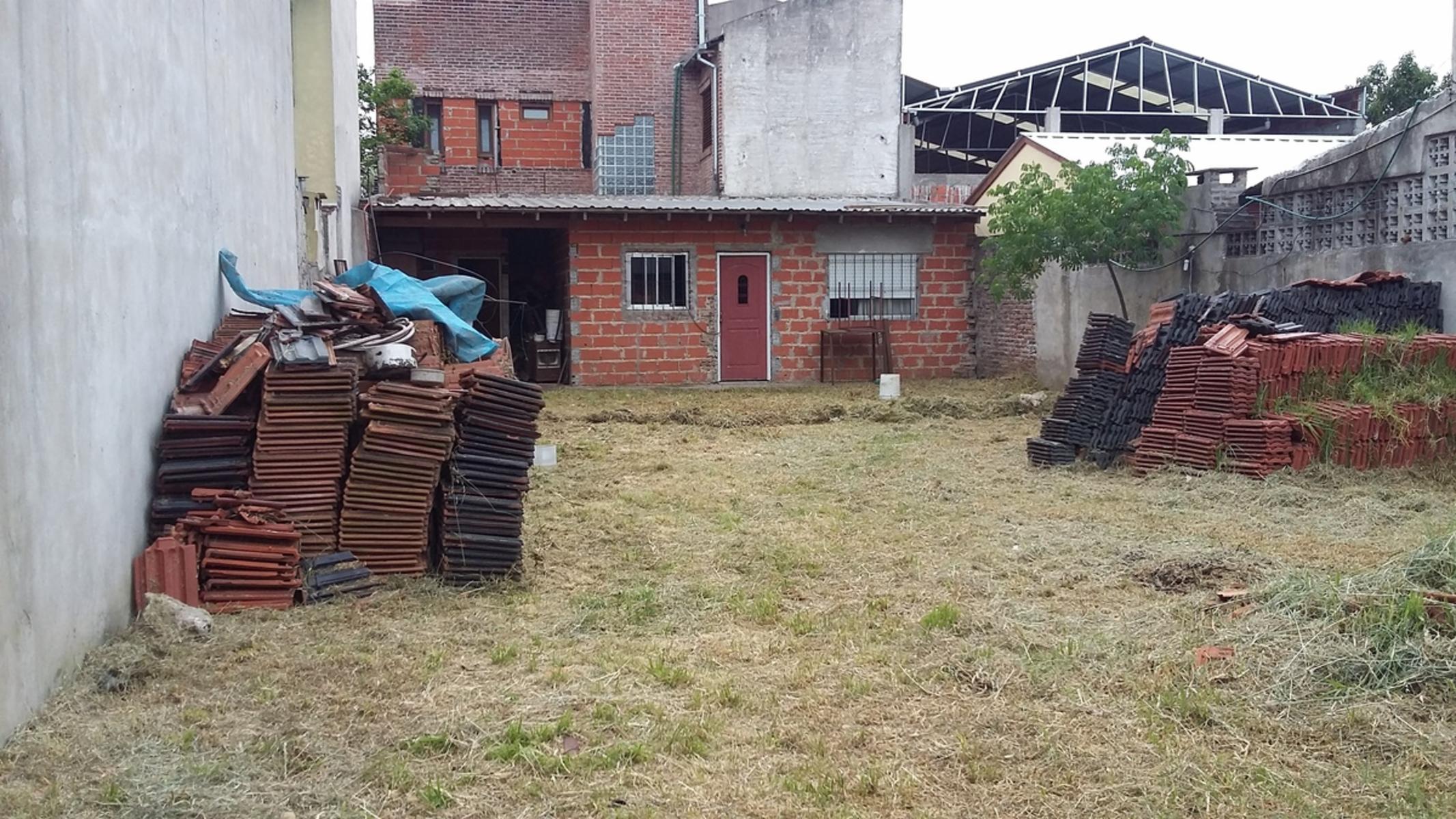 LOTE CON MEJORAS.CON REJAS Y PORTON. — foto 2